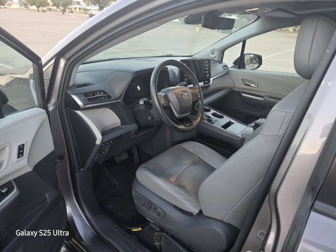Used 2021 Toyota Sienna Limited image 12