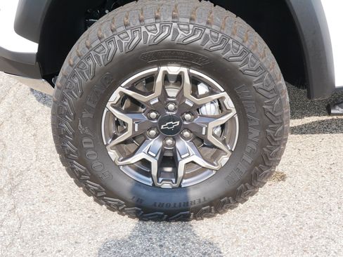 Used 2026 Chevrolet Colorado ZR2 w/ Technology Package AWD/4WD image 7