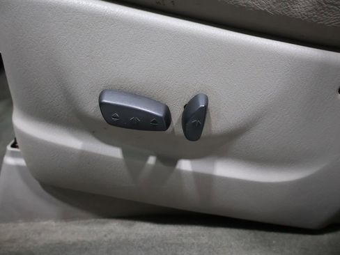 Used 2003 Chrysler Town & Country Limited image 11