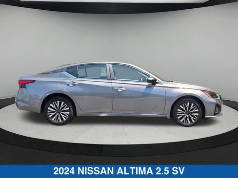 Used 2024 Nissan Altima 2.5 SV AWD/4WD image 2