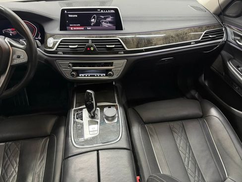 Used 2022 BMW 740i w/ Premium Package RWD image 9