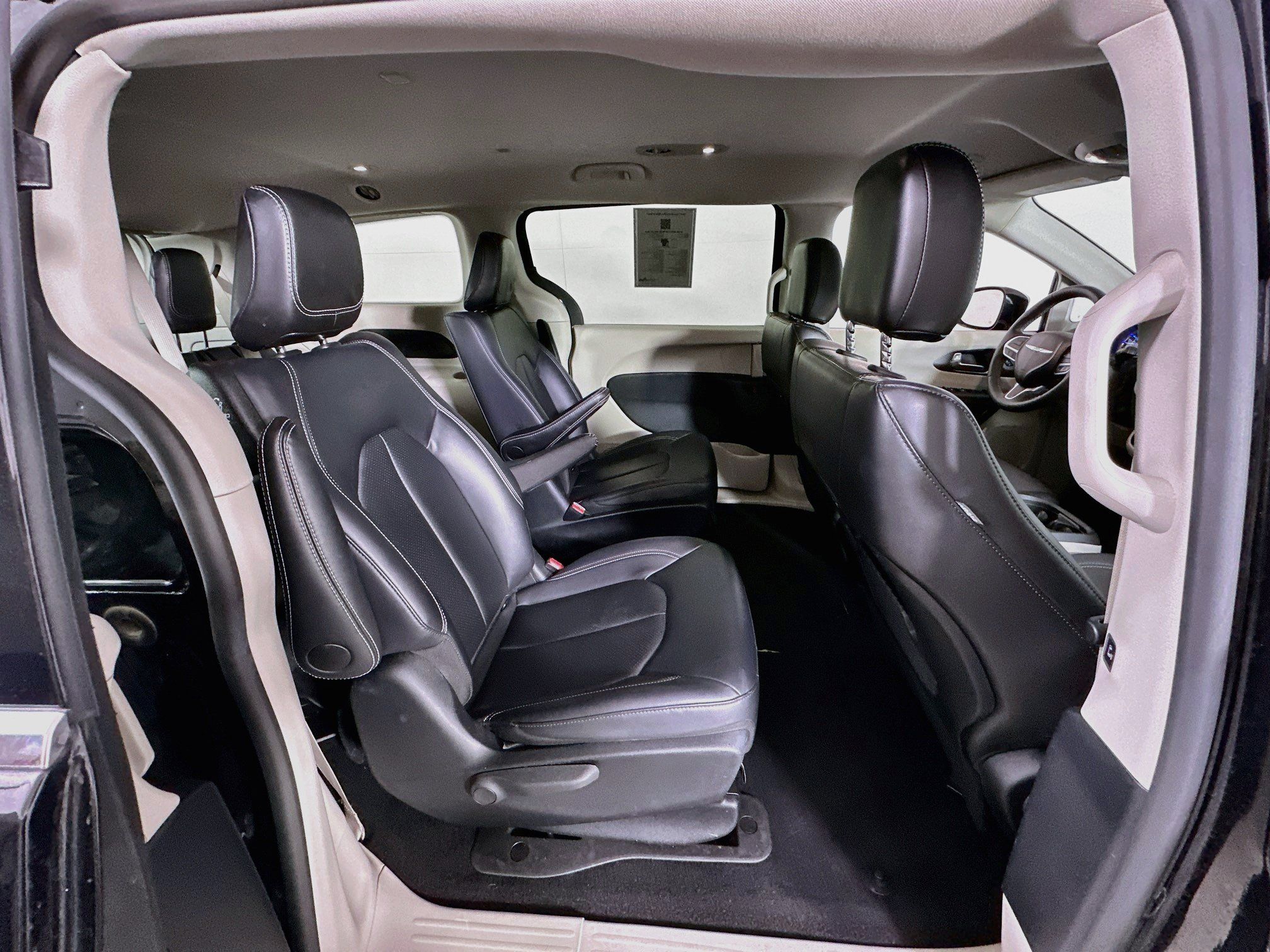 Used 2024 Chrysler Pacifica Limited FWD image 29