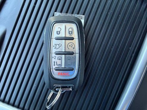 Used 2024 Chrysler Pacifica Limited FWD image 28