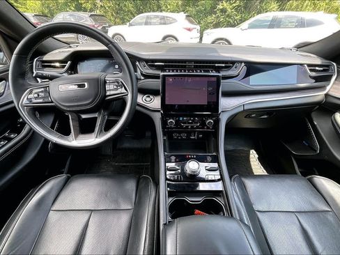Used 2022 Jeep Grand Cherokee Overland w/ Luxury Tech Group IV AWD/4WD image 16