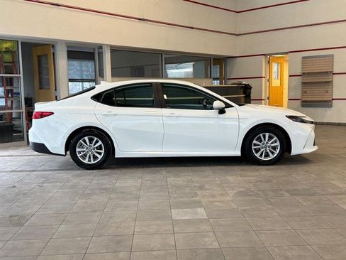 Used 2025 Toyota Camry LE image 2