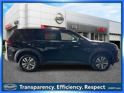 Used 2025 Nissan Pathfinder SL AWD/4WD image 5
