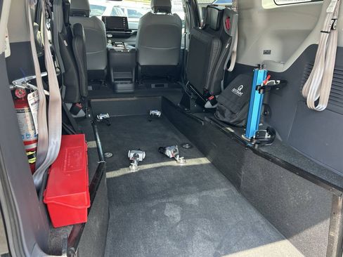 Used 2023 Toyota Sienna XLE FWD image 5
