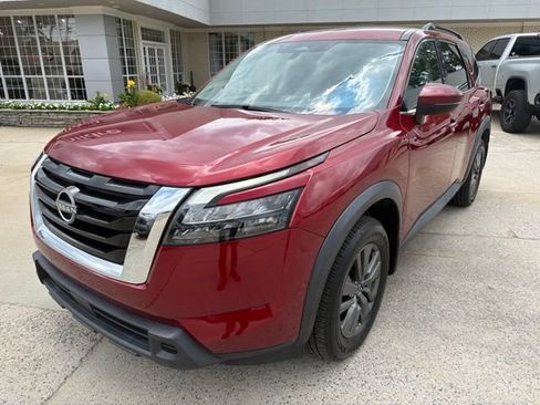 Used 2024 Nissan Pathfinder SV FWD image 2