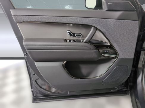 Used 2025 Land Rover Range Rover Sport SE image 11