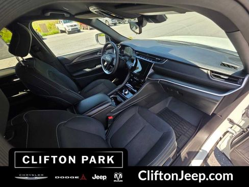 Used 2024 Jeep Grand Cherokee Laredo AWD/4WD image 16