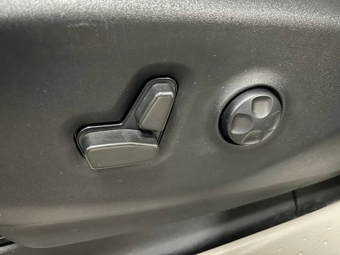 Used 2022 Chrysler Pacifica Touring-L image 11