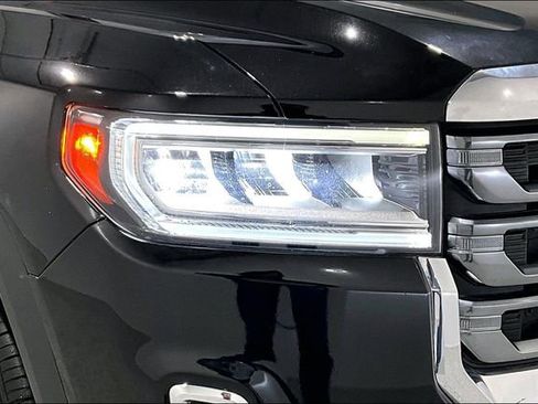 Used 2023 GMC Acadia SLE w/ LPO, Black Accent Package image 33