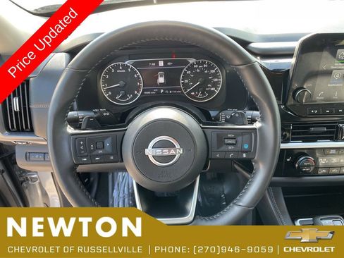 Used 2025 Nissan Pathfinder SL AWD/4WD image 13
