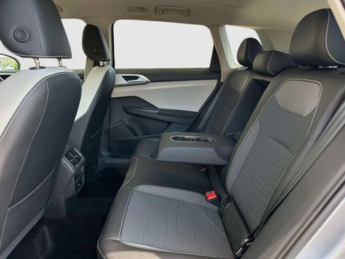 Certified 2025 Volkswagen Taos SE AWD/4WD image 13