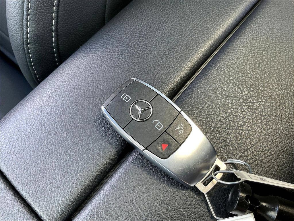 Certified 2025 Mercedes-Benz GLE 350 4MATIC image 33