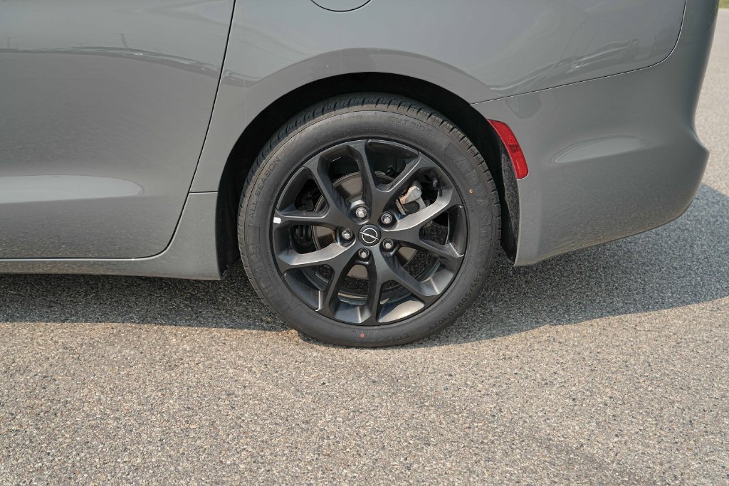 Used 2025 Chrysler Pacifica Limited FWD image 14