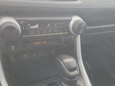 Used 2021 Toyota RAV4 LE FWD image 18