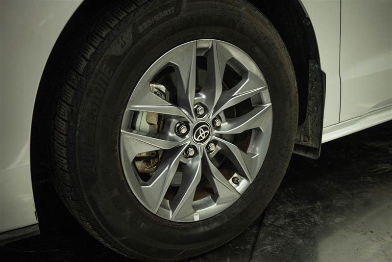 Used 2023 Toyota Sienna XLE AWD/4WD image 3