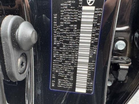 Used 2025 Toyota Corolla LE image 23