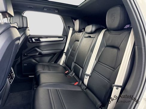 Used 2023 Porsche Cayenne Platinum Edition AWD/4WD image 28