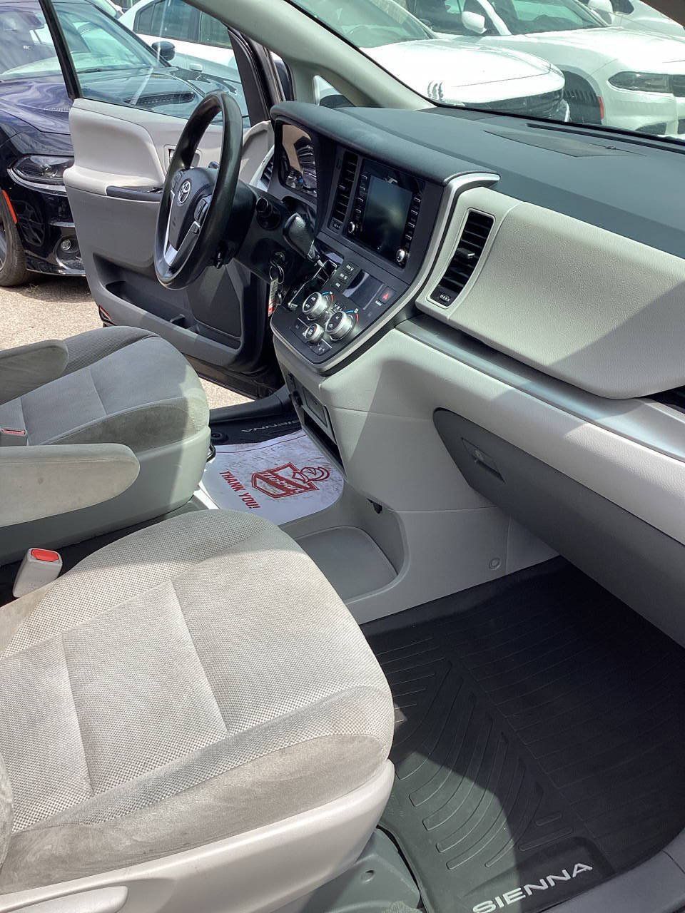 Used 2020 Toyota Sienna L FWD image 23