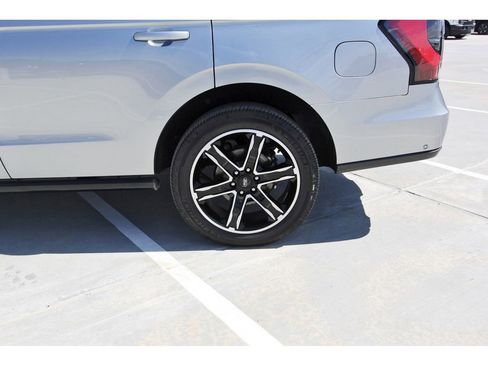 Used 2021 Ford Expedition Limited image 32