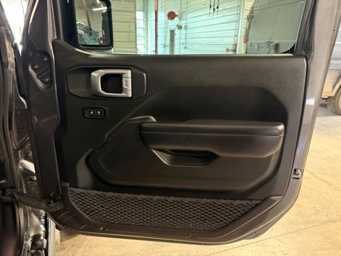 Used 2021 Jeep Gladiator Sport image 9