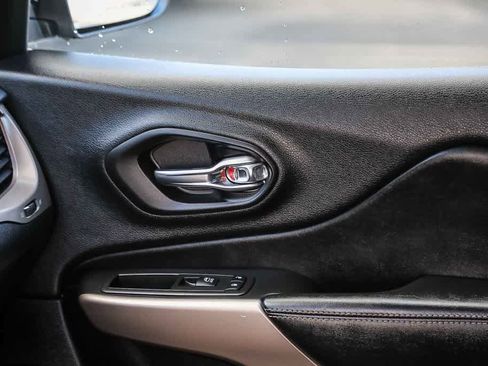 Used 2018 Jeep Cherokee Limited image 20