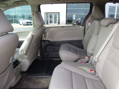 Used 2018 Toyota Sienna XLE Premium image 32