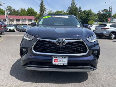 Used 2025 Toyota Highlander Platinum AWD/4WD image 2
