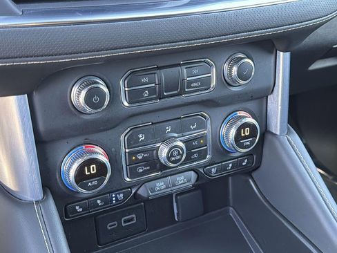 Used 2023 GMC Yukon SLT w/ SLT Premium Package image 12