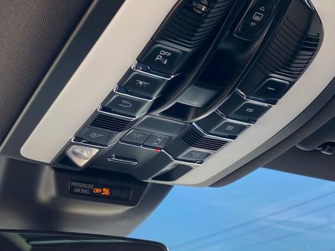 Used 2022 Porsche Macan Base image 22