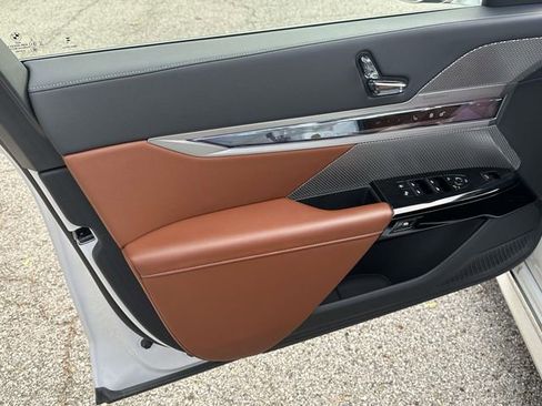 Certified 2025 BMW i7 xDrive60 image 25