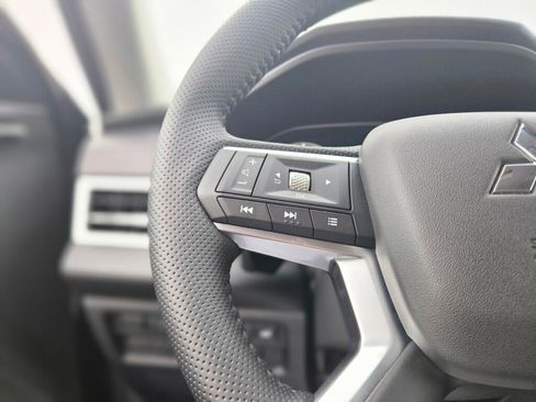 New 2025 Mitsubishi Outlander SE image 27