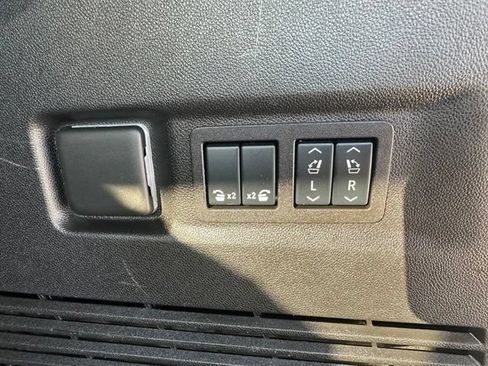 Used 2025 GMC Yukon XL Denali AWD/4WD image 24