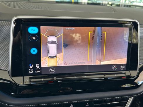 Used 2024 Volkswagen Atlas Cross Sport SEL Premium R-Line image 25