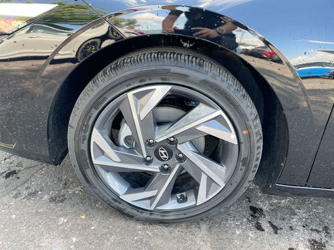 New 2025 Hyundai Elantra Limited image 35