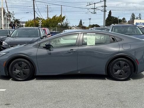 Used 2025 Toyota Prius LE FWD image 6