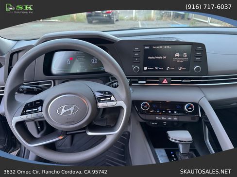 Used 2025 Hyundai Elantra Hybrid FWD image 13