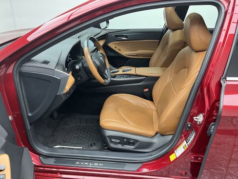 Used 2020 Toyota Avalon Limited image 3