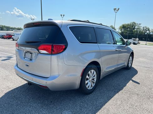 Used 2017 Chrysler Pacifica Touring-L FWD image 5