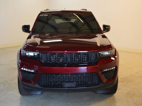 Used 2025 Jeep Grand Cherokee Limited w/ Black Appearance Package image 8