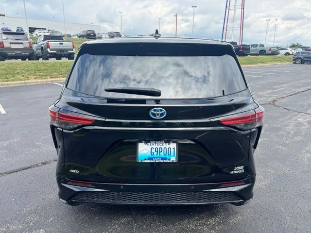 Used 2023 Toyota Sienna XSE AWD/4WD image 4