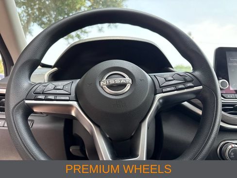 Used 2023 Nissan Altima 2.5 SV FWD image 9