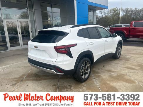 New 2026 Chevrolet Trax LT w/ LT Convenience Package FWD image 4