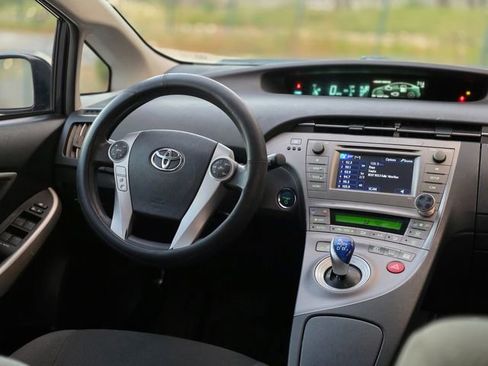 Used 2014 Toyota Prius Two image 31