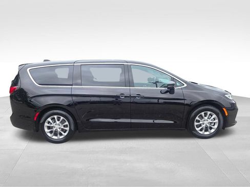 Used 2026 Chrysler Pacifica Limited FWD image 8