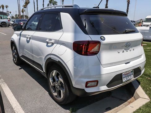 Used 2025 Hyundai Venue Limited FWD image 9