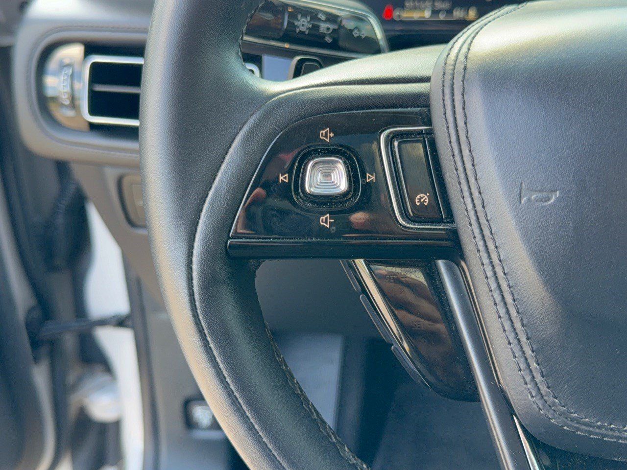 Used 2024 Lincoln Aviator AWD w/ Premium Package image 18