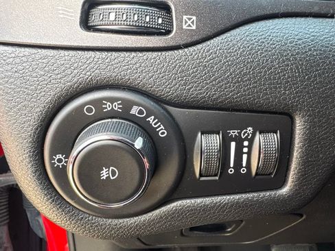 Used 2019 Jeep Cherokee Trailhawk w/ Cold Weather Group AWD/4WD image 20